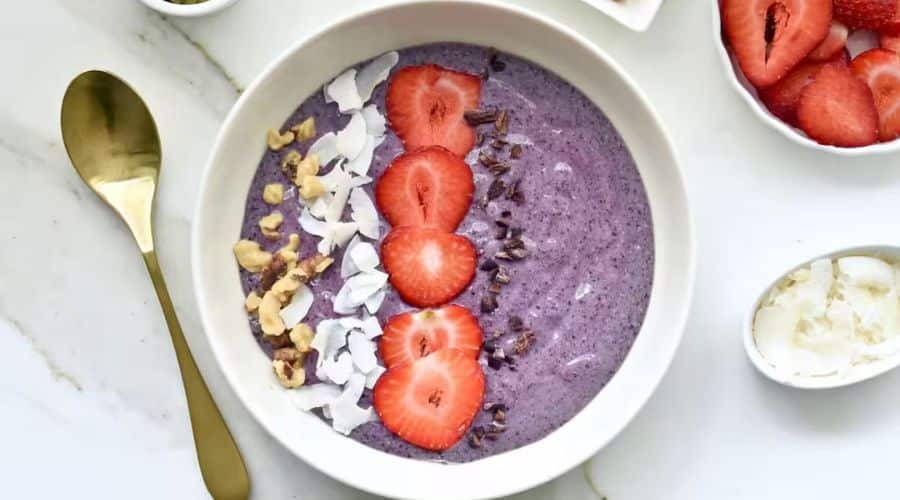 Berry Smoothie Bowl With Yogurt